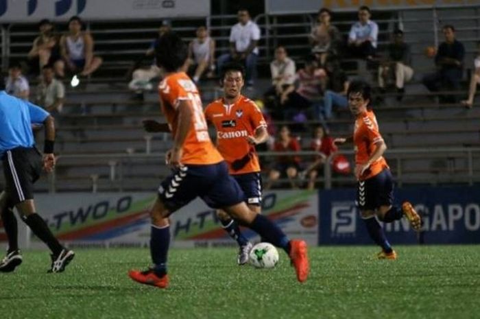 Tiga pemain Albirex Niigata menguasai bola saat menjamu Geylang International di Stadion Jurong Barat, Singapura pada Kamis (22/9/2016) malam. 