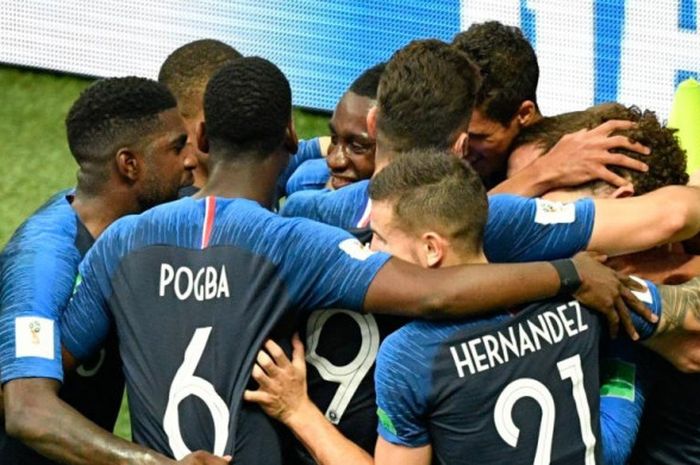 Para pemain timnas Prancis merayakan gol ke gawang Kroasia yang dicetak lewat bunuh diri Mario Mandzukic dalam laga final Piala Dunia 2018 di Stadion Luzhniki, Moskow, 15 Juli 2018.