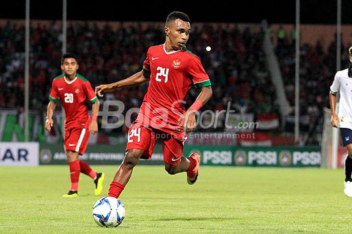 Gelandang timnas U-19 Indonesia, Todd Rivaldo Ferre, saat tampil melawan Laos dalam laga penyisihan 