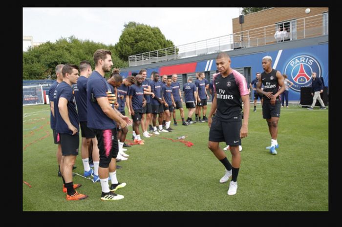 Kylian Mbappe, Presnel Kimpembe, dan Alphonse Areola disambut para pemain dan staf Paris Saint-Germain di kamp pelatihan.
