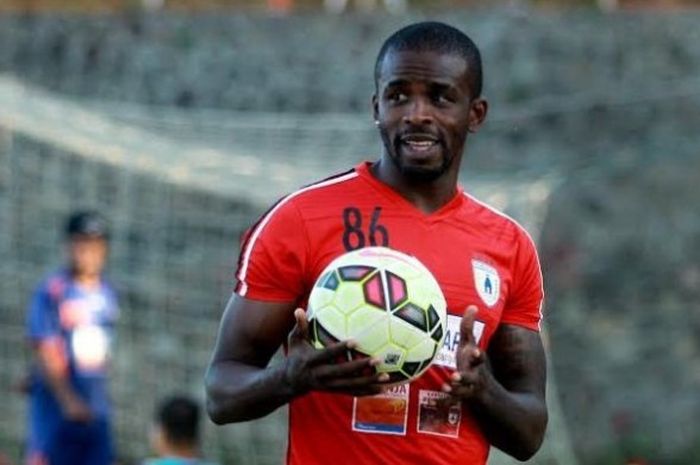 Penyerang Greg Nwokolo dalam sesi latihan Persipura di lapangan Agro Kusuma, Kota Batu pada awal Agustus 2016. 