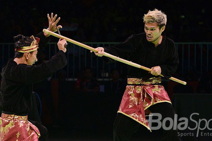 Pasangan Pencak Silat Indonesia, Hendy dan Yolla Primadona Jumpil saat tampil di Sea Games 2017 di KLCC Hall 2, Kuala Lumpur, Malaysia, Kamis (23/8/2017) Hendy dan Prima meraih 554 poin dan berhasil meraih medali perak.