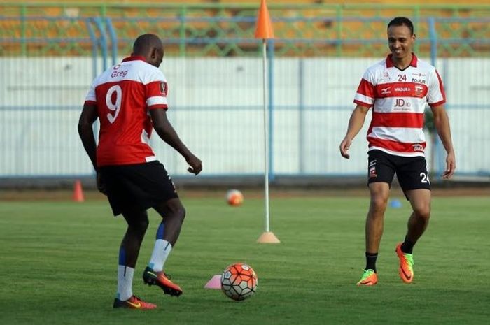 Duo pemain Madura United, Greg Nwokolo dan Peter Odemwingie (kanan) dalam sesi latihan timnya di Stadion Gelora Bangkalan pada Rabu (12/4/2017). 