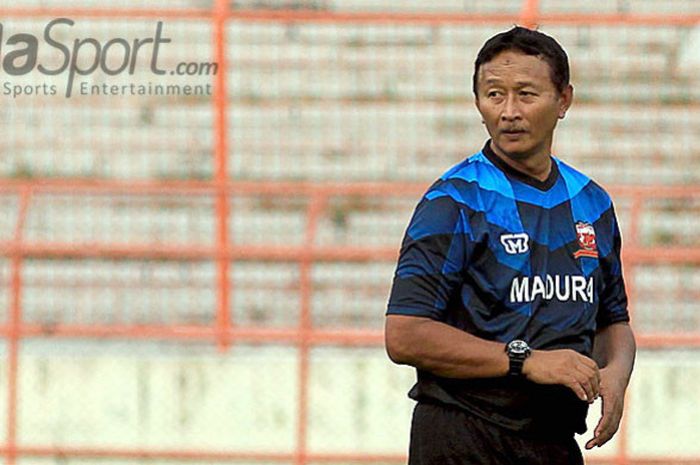 Caretaker Arema FC, Djoko Susilo, saat memimpin latihan rutin di Stadion Gelora 10 November Surabaya, Jawa Timur, Rabu (02/05/2018) sore.