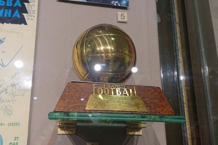 Trofi Ballon d'Or asli milik Lev Yashin di Museum Olahraga Rusia, Moskow.