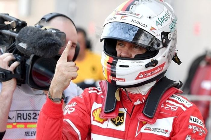Pebalap Ferrari asal Jerman, Sebastian Vettel, merayakan keberhasilannya mengunci pole position GP Rusia setelah mencatat putaran tercepat pada sesi kualifikasi di Sochi Autodrome, Sabtu (29/4/2017).