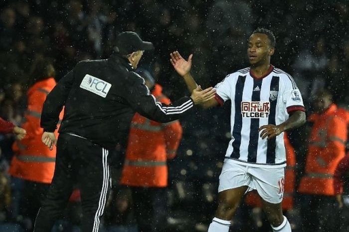 Mantan striker West Brom, Saido Berahino, melakukan selebrasi setelah mencetak gol lawan Bristol Rovers.