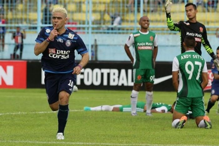 Striker Arema FC, Cristian Gonzales merayakan golnya ke gawang PS TNI pada laga pamungkas Grup B Piala Sudirman 2017 di Stadion Kanjuruhan, Kab Malang, Kamis (16/2/2017) sore. 