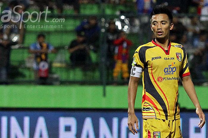 Ekspresi kapten Mitra Kukar, Bayu Pradana, saat tampil melawan Arema FC dalam laga lanjutan Liga 1 pekan ke-8 di Stadion Gajayana Malang, Jawa Timur, Minggu (28/05/2017) malam.