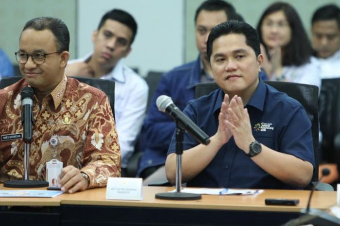 Gubernur DKI Jakarta Anies Baswedan (kiri) dan Ketua Inasgoc Erick Thohir menghadiri rapat pimpinan 