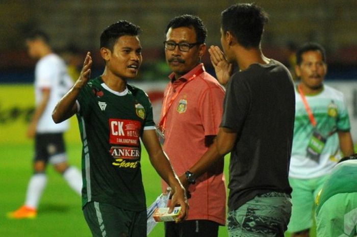 Gelandang Bhayangkara FC, Fandi Utomo (kiri), dalam pertandingan Torabika Soccer Championship menghadapi Bali United di Stadion Gelora Delta, Sidoarjo, pada 3 Juli 2016.