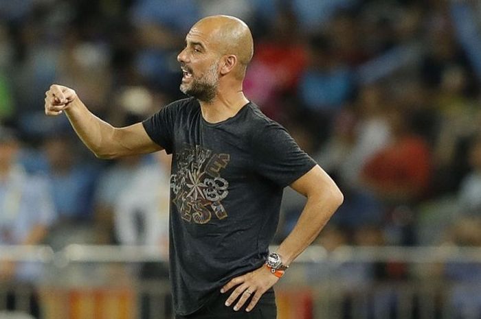 Ekspresi manajer Manchester City, Josep Guardiola, saat memberi arahan kepada para pemainnya dalam pertandingan pramusim bertajuk International Champions Cup 2016 menghadapi Borussia Dortmund di Stadion Shenzhen Universiade, Shenzhen, China, pada 28 Juli 2016.