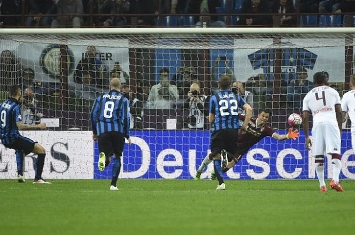 Penyerang Internazionale Milan, Mauro Icardi (kiri), mengeksekusi tendangan penalti dan membawa timnya unggul atas Torino, Minggu (3/4/2016) waktu setempat.