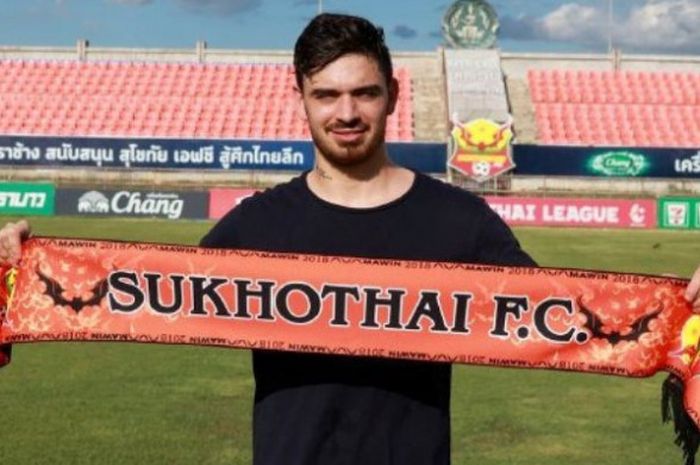Pemain belakang Sukothai FC asal Malaysia yang lahir di Australia, Curran Ferns.