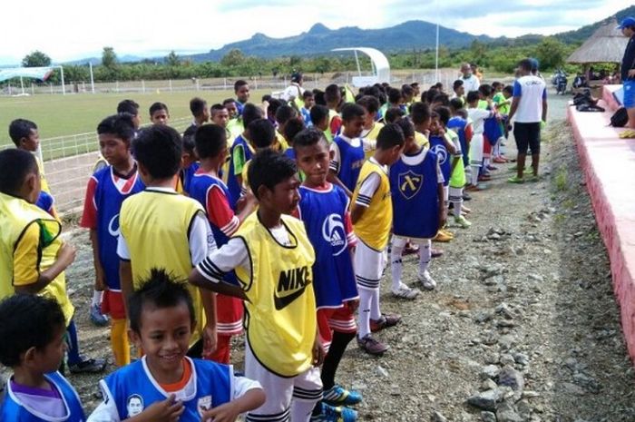 Ratusan anak-anak SSB Bintang Timur di Atambua sedang diberikan pengarahan jelang pembukaan festival sepak bola anak-anak perbatasan 2017 di Lapangan SSB Bintang Timur, Atambua, Kamis (30/3/2017).