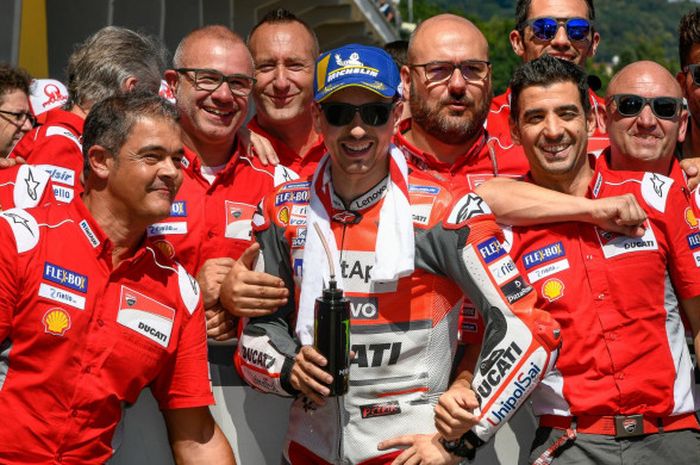 Jorge Lorenzo merayakan hasil kualifikasi MotoGP Jerman bersama kru Ducati.
