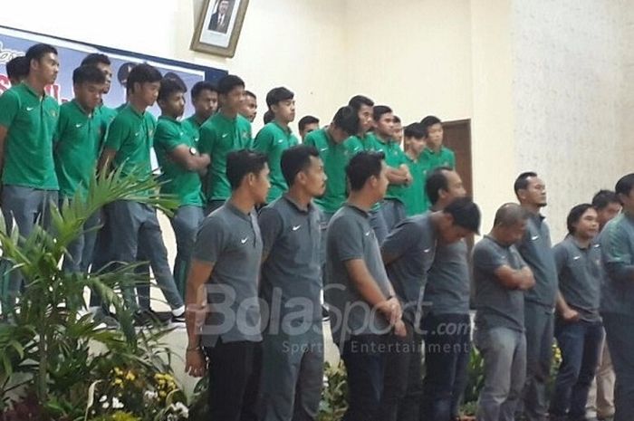 Rombongan Timnas U-19 Indonesia dipimpin Indra Sjafri disambut disambut pemerintahan Kabupaten Jember di Pendapa Pendapa Wahyawibawagraha, Jember, Kamis (19/10/2017)