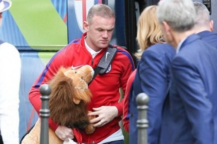  Kapten Inggris, Wayne Rooney, bertugas menjaga leo usai The Three Lions mengalahkan Wales.  