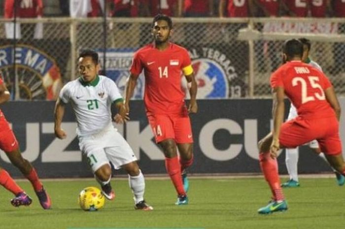 Winger timnas Indonesia, Andik Vermansah, dikawal ketat tiga pemain belakang Singapura dalam laga di Stadion Rizal Memorial, Manila.