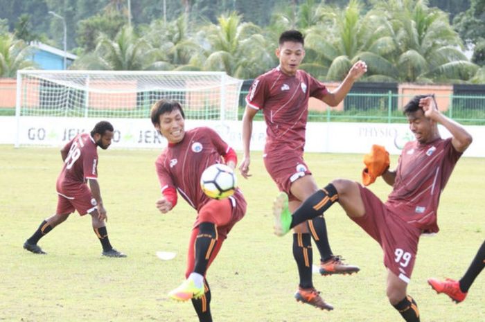 Septinus Alua, Asri Akbar, Vava Mario Yagalo, dan Achmad Syaifullah dalam official training Persija Jakarta di Stadion Marora, Serui, Senin (2/7/2018).