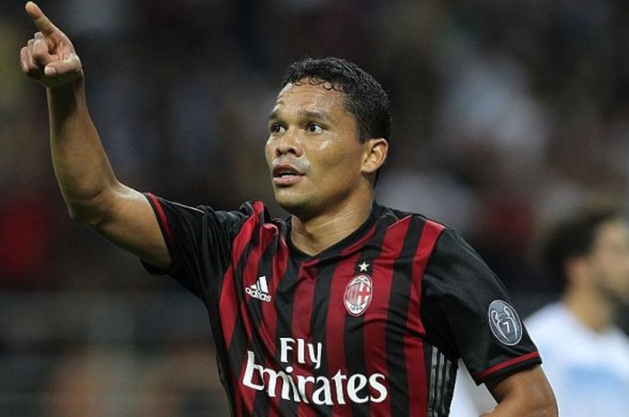 Reaksi penyerang AC Milan, Carlos Bacca, setelah mencetak gol ke gawang Lazio dalam partai Serie A di Stadion San Siro, Milan, 20 September 2016.