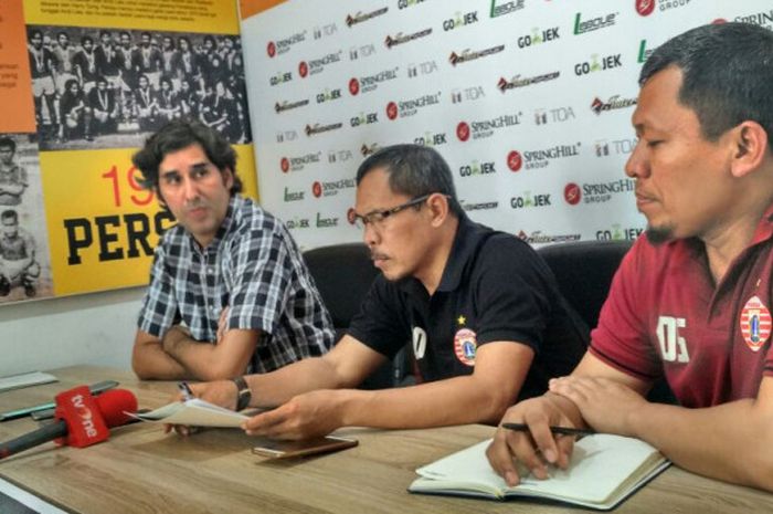 Pelatih Stefano 'Teco' Cugurra, asisten pelatih Mustaqim, dan media officer Persija, M Darwis dalam jumpa pers di kantor Persija, Duren Tiga, Jakarta Selatan, Sabtu (18/11/2017). 