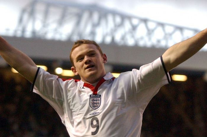 Striker Inggris, Wayne Rooney, merayakan gol yang dia cetak ke gawang Denmark dalam laga persahabatan di Stadion Old Trafford, Manchester, pada 16 November 2003.