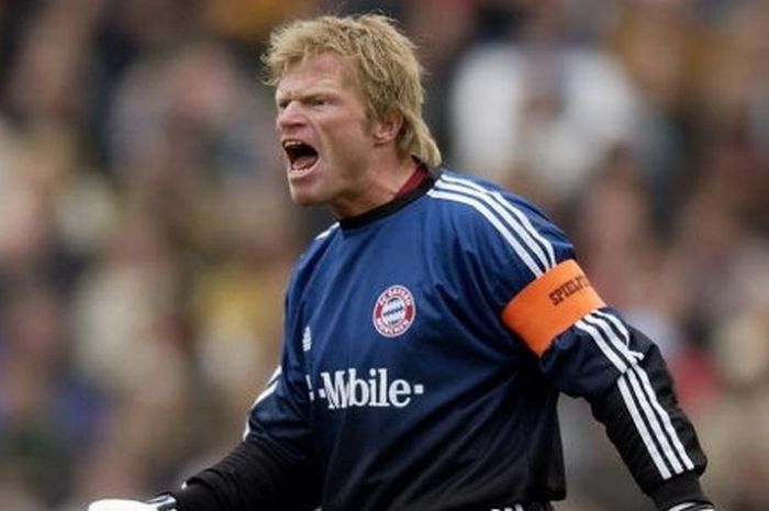 Oliver Kahn membela Bayern Muenchen dalam pertandingan Bundesliga melawan Hannover 96 di AWD Arena, Hannover, Jerman, 5 April 2003.