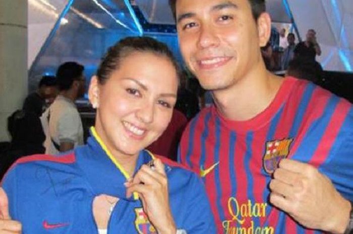 Donna Agnesia dan Darius Sinathrya pakai baju FC Barcelona. 
