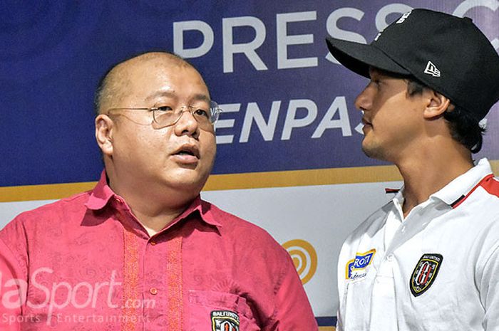   Irfan Bachdim (kanan) berdiskusi dengan CEO Bali United, Yabes Tanuri saat acara press conference Bali United dengan salah satu sponsor di Denpasar, Kamis (8/2/2018).  