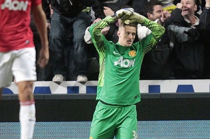 Ekspresi kiper Manchester United, Anders Lindegaard, terlihat kecewa setelah gawangnya dibobol pemain Newcastle United, pada laga Premier League di Stadion St James' Park, 4 Januari 2012.