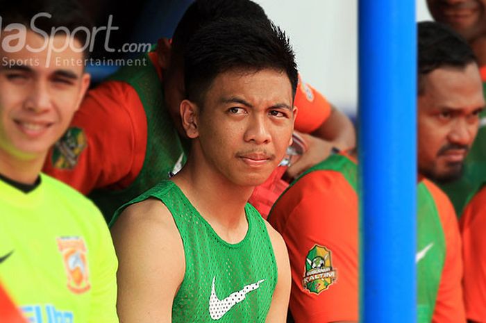 Gelandang Borneo FC, Wahyudi Hamisi, menempati bangku cadangan saat Borneo FC melawan Persebaya Sura