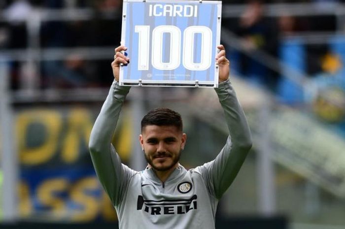 Striker Mauro Icardi dalam perayaan kesuksesannya mencetak 100 gol buat Inter Milan sebelum kick-off partai Liga Italia melawan Hellas Verona di Stadion Giuseppe Meazza, Milan, 31 Maret 2018.