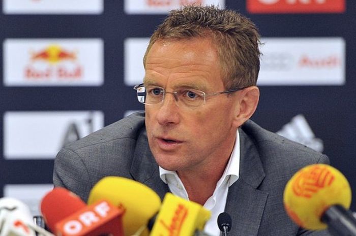 Ralf Rangnick saat berbicara kepada media dalam jumpa pers sebagai anggota baru manajemen Red Bull Salzburg di Salzburg, Austria, 25 Juni 2012.