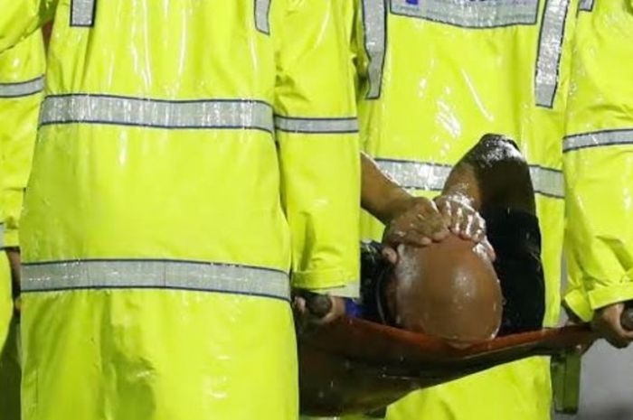 Striker Persib, Sergio van Dijk menutupi matanya tanda menahan sakit saat digotong tim medis keluar lapangan pada laga timnya kontra Mitra Kukar untuk partai perempat final Piala Presiden 2017 di Stadion Manahan, Solo, Sabtu (25/2/2017) malam.  