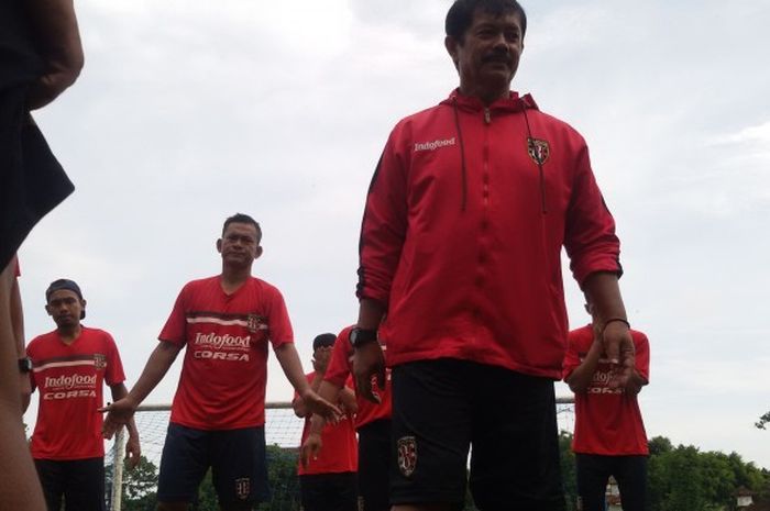 Indra Sjafri memberi pengarahan kepada pemain Bali United saat latihan pagi di Lapangan Trisakti Legian, Selasa (1/3/2016).