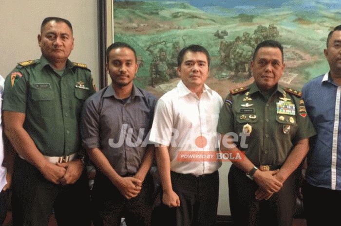 Pengurus asosiasi futsal Medan bersama panitia lain bertemu dengan  Mayjen TNI Cucu Somantri, S.Sos