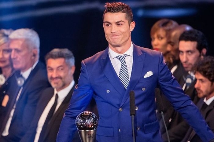 Pemain Real Madrid, Cristiano Ronaldo, menyampaikan pidato seusai menerima penghargaan Pemain Pria Terbaik FIFA 2016 di Zurich, Swiss, Senin (9/1/2017) waktu setempat. 