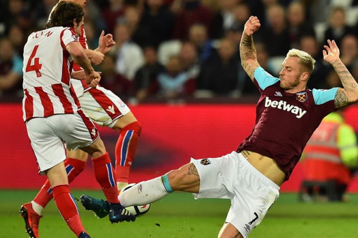 Gelandang West Ham United, Marko Arnautovic (kanan), saat berduel berebut bola dengan pemain Stoke City, Joe Allen (kiri), dalam laga Liga Inggris 2017-2018 di Stadion London, London, Inggris, pada Senin (16/4/2018).