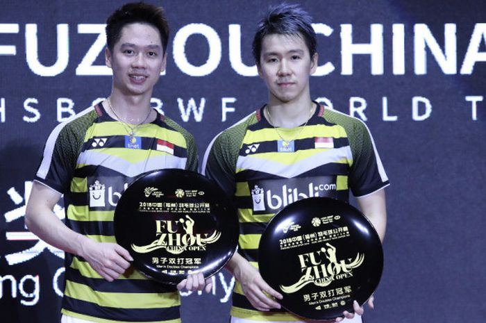 Marcus Fernaldi Gideon/Kevin Sanjaya Sukamuljo berpose di podium Fuzhou China Open 2018 pada Minggu (11/11/2018) di Haixia Olympic Sports Center, Fuzhou.