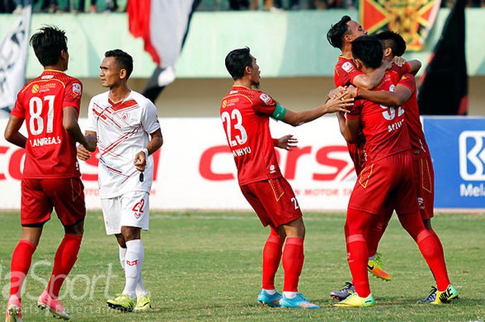 Pemain Persis merayakan gol yang dicetak Bayu Nugroho dalam pertandingan Liga 2.