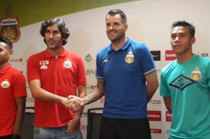 Pelatih Persija Jakarta, Stefano Cugurra, bersama Ramdani Lestaluhu dan pelatih Bhayangkara FC, Simon McMenemy, dan Alsan Sanda dalam sesi jumpa pers di SUGBK, Senayan, Kamis (22/3/2018)