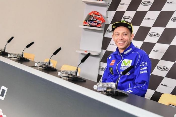 Pebalap Movistar MotoGP asal Italia, Valentino Rossi, menunggu sebelum konferensi pers jelang GP Prancis di Sirkuit Le Mans dimulai, Kamis (28/5/2017).