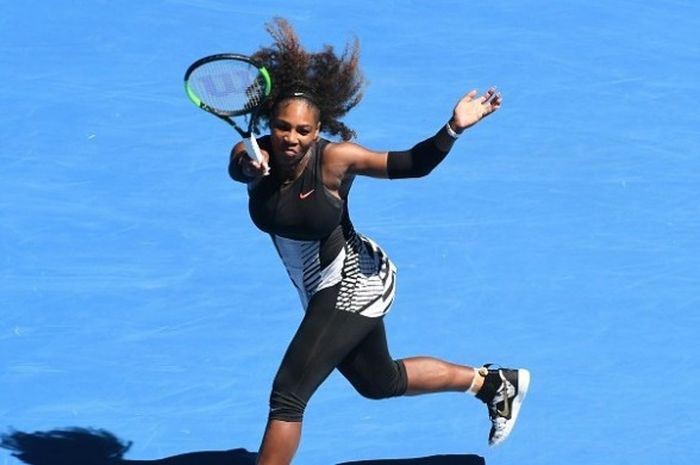 Petenis putri Amerika Serikat, Serena Williams, mengembalikan bola dari Nicoe Gibbs. Williams menang dengan 6-1, 6-3, pada laga yang berlangsung di Rod Laver Arena, Melbourne Park, Sabtu (21/1/2017) .