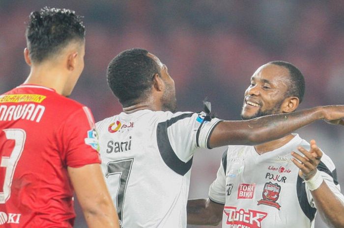 Pemain Madura United, Zah Rahan (kanan), merayakan golnya ke gawang Persija Jakarta dalam laga Liga 1 di Stadion Utama Gelora Bung Karno, Jakarta, Sabtu (12/5/2018).