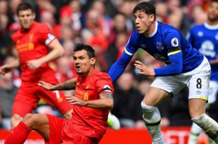 Bek Liverpool, Dejan Lovren, dan gelandang Everton, Ross Barkley, dalam Derby Merseyside di Stadion Anfield pada Sabtu (1/4/2017)