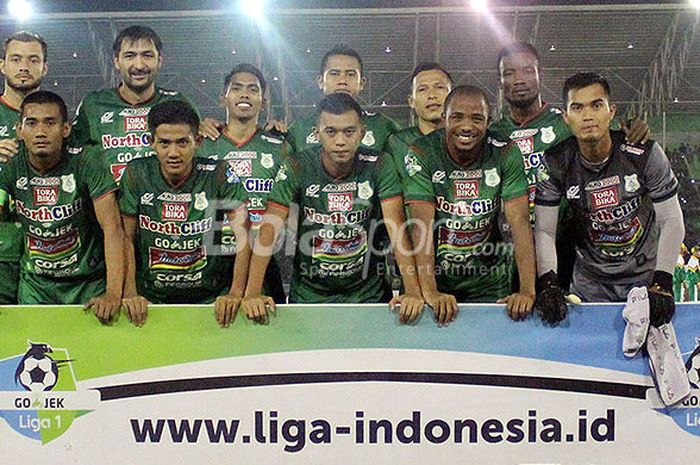 Skuat PSMS Medan berpose menjelang dimulainya laga melawan Sriwijaya FC pada pekan ke-9 Liga 1 2018 di Stadion Teladan, Medan, Jumat (18/5/2018) malam.