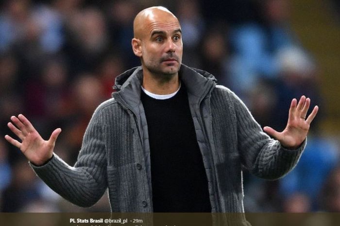 Pelatih Manchester City, Pep Guardiola, mengantar timnya melibas Burton Albion 9-0 pada duel Piala Liga Inggris di Stadion Etihad, Manchester, 9 Januari 2019.