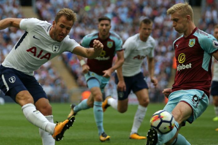 Striker Tottenham Hotspur, Harry Kane, melepaskan tendangan dalam laga kontra BUrnley di Stadion Wembley pada Minggu (27/8/2017)