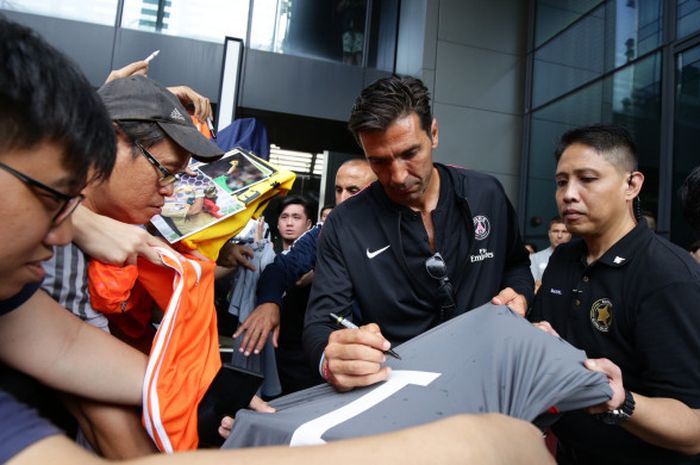 Kiper Paris Saint-Germain, Gianluigi Buffon, memberikan tanda tangan kepada para penggemarnya di Singapura jelang kompetisi International Champions Cup 2018, 25 Juli 2018.